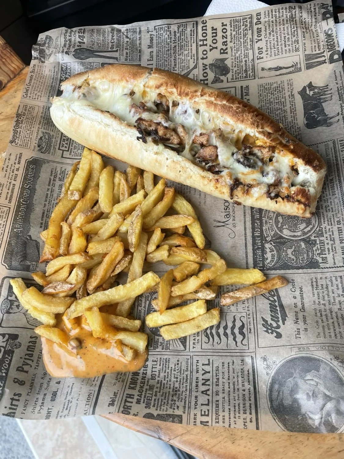 Sandwich au fromage et frites servis au snack