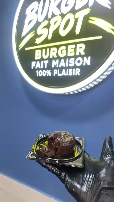 Un sandwich généreux servi avec ses frites