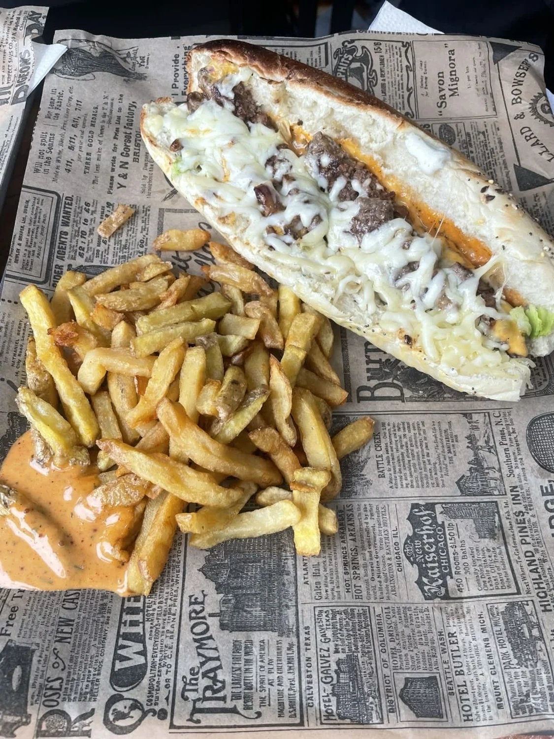 Sandwich gratiné et frites servis au snack
