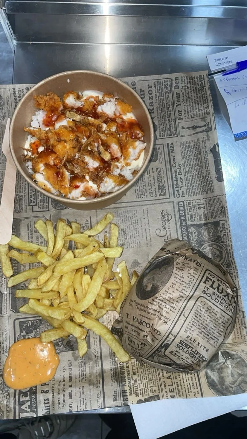 Bowl de poulet et riz servi avec des frites